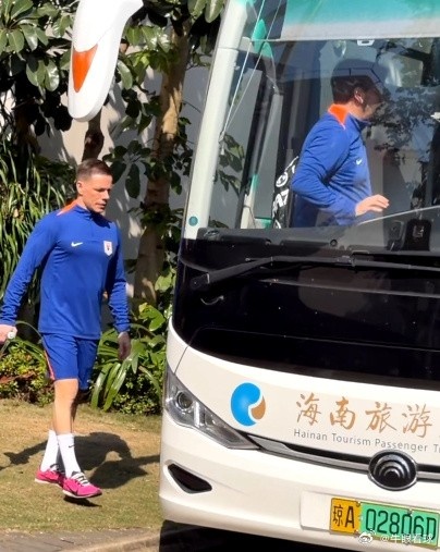 土洋结合！记者晒照：泰山队来了俩外籍助教
